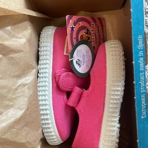 Cienta Canvas Mary Jane NWB Size 3.5/19 EU in Fuchsia
